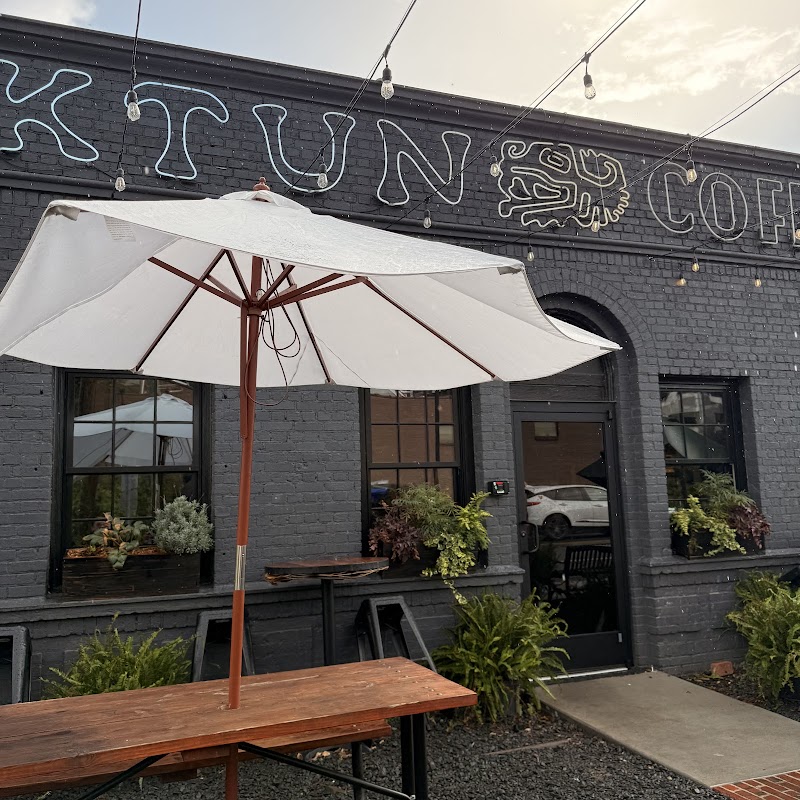 Aaktun Coffee, Restaurant and Bar