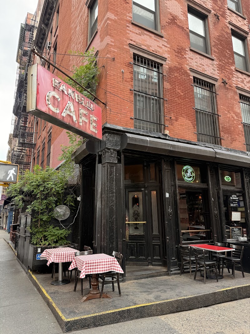 Fanelli Café