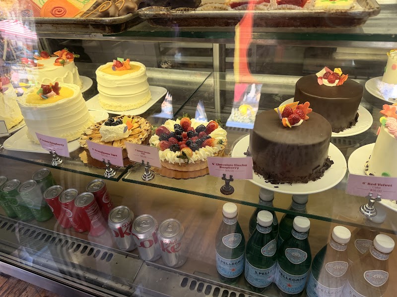 Deluxe Cakes & Pastries