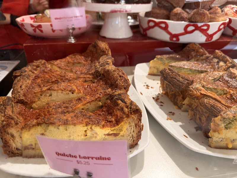 Deluxe Cakes & Pastries