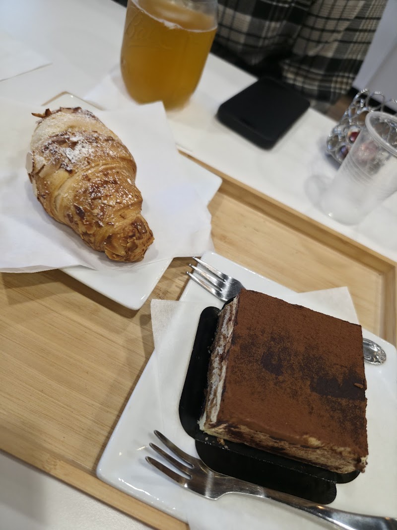 Le Macaron French Pastries