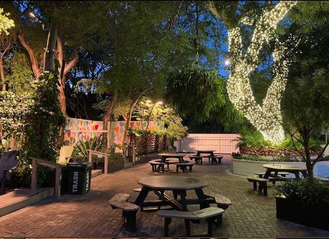 Blond Giraffe Key Lime Pie Factory ®