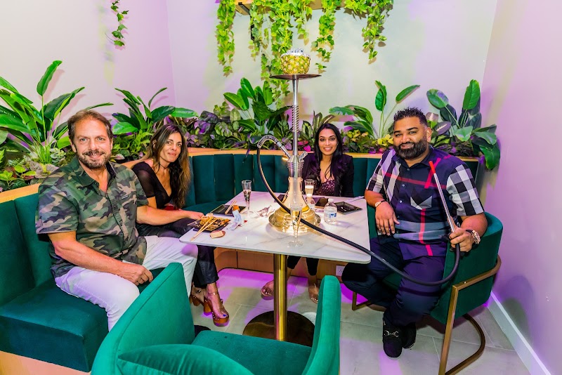 Bluntly - Smoke Shop and Cafe'