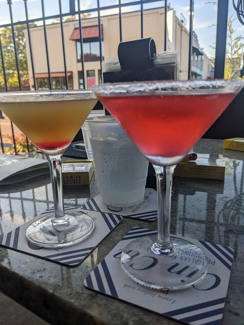 Mort’s Martini and Cigar Bar