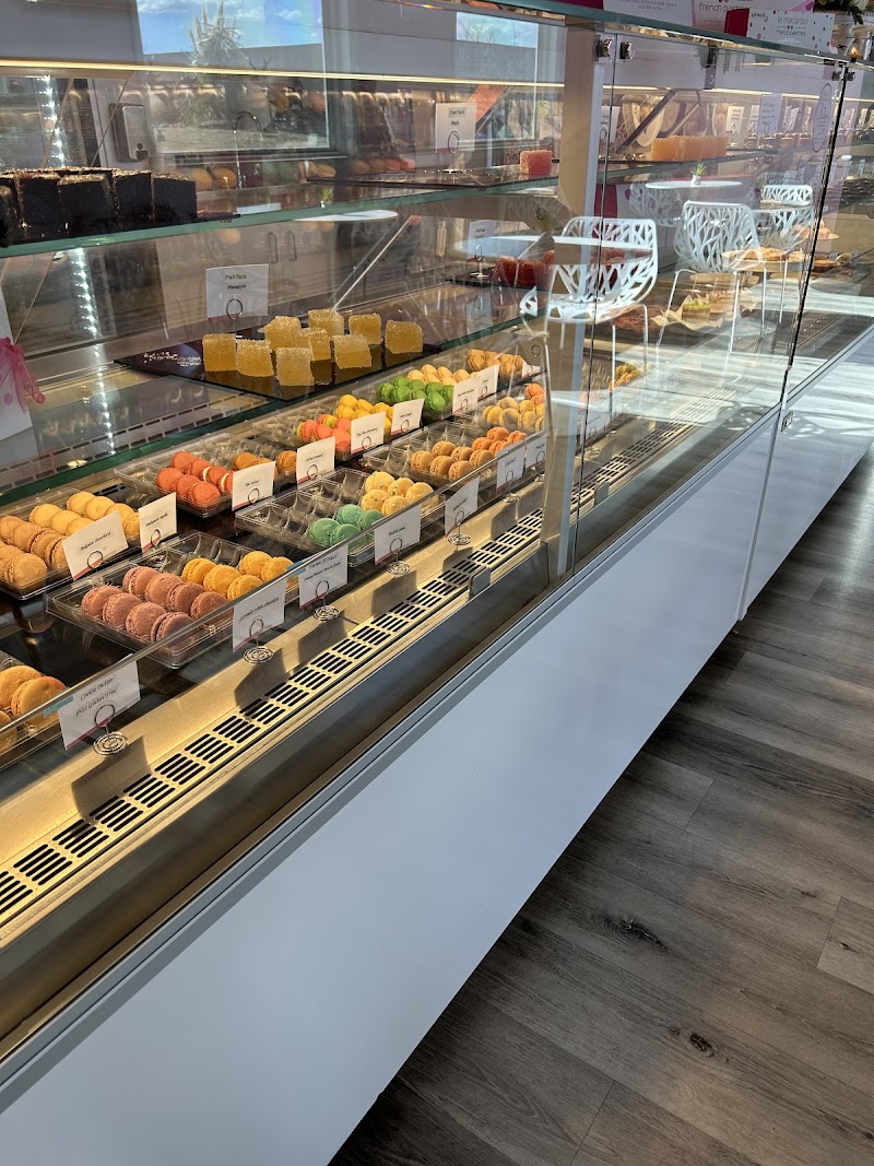 Le Macaron French Pastries