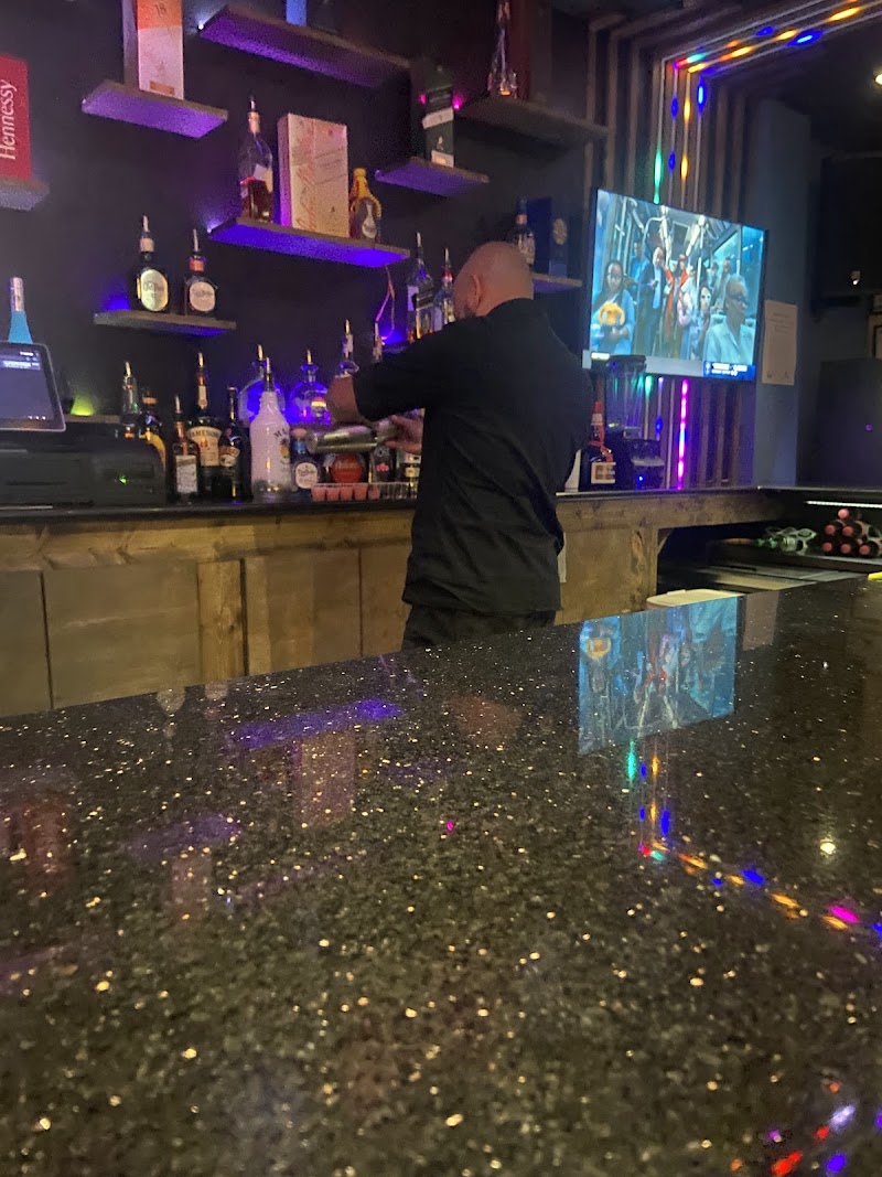 Luna Bar & Restaurant