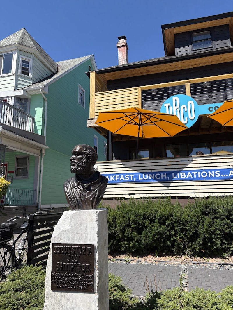 Tipico Coffee & Cafe