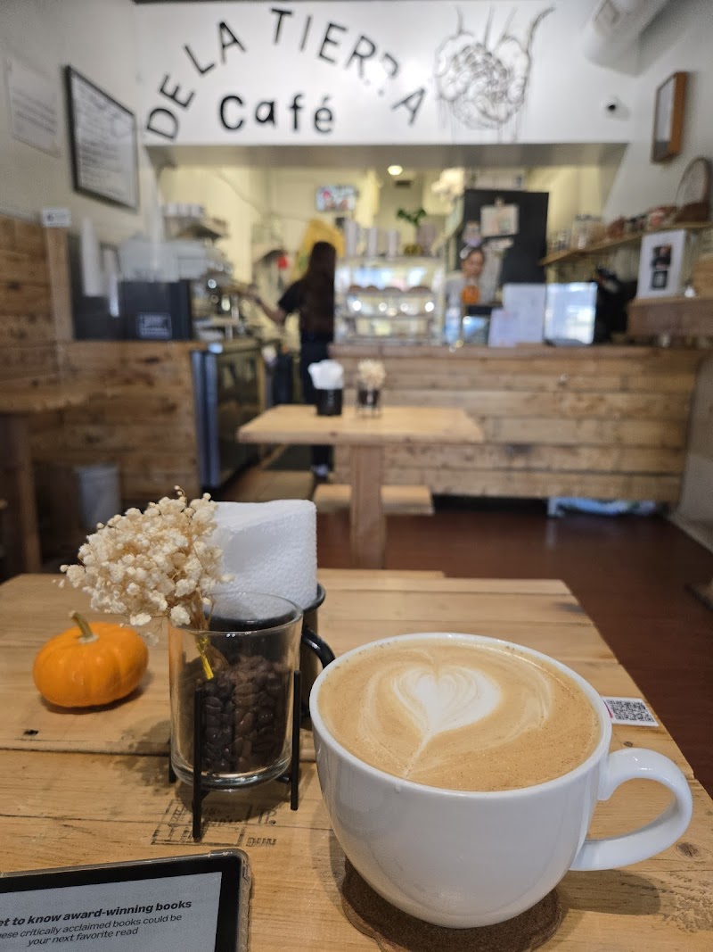 De La Tierra Café