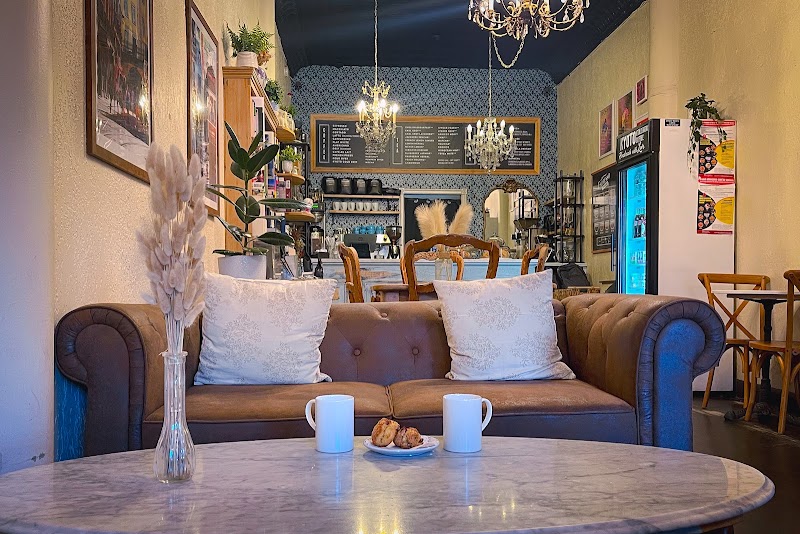 R Cafe & Tea Boutique