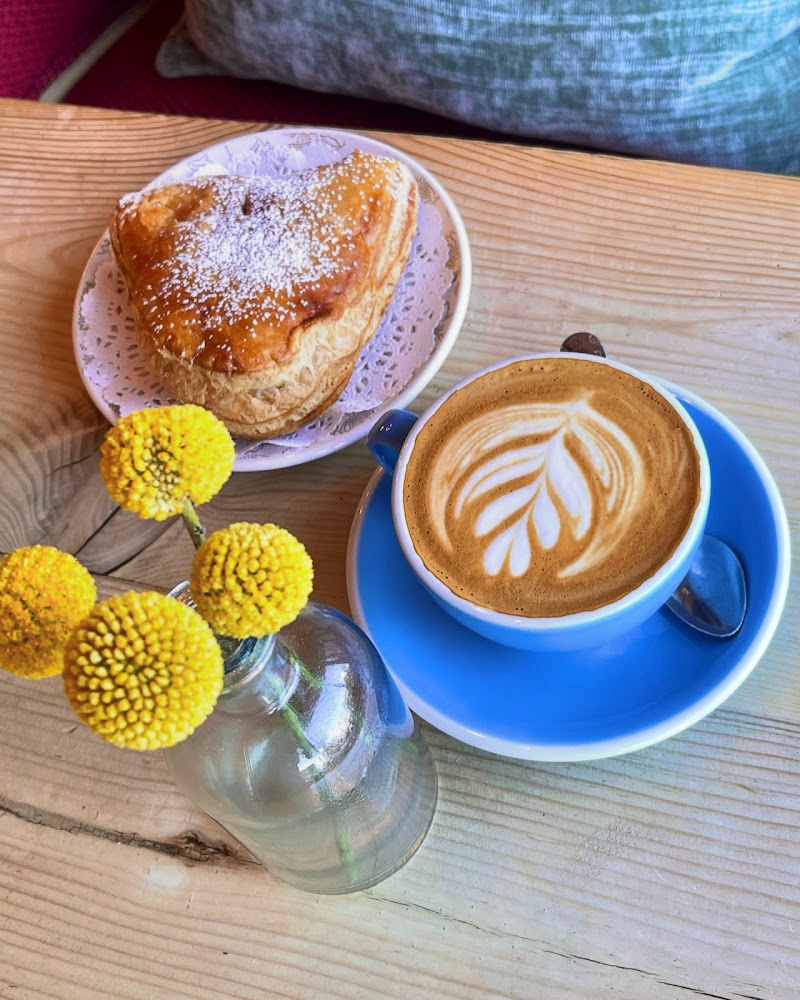 R Cafe & Tea Boutique