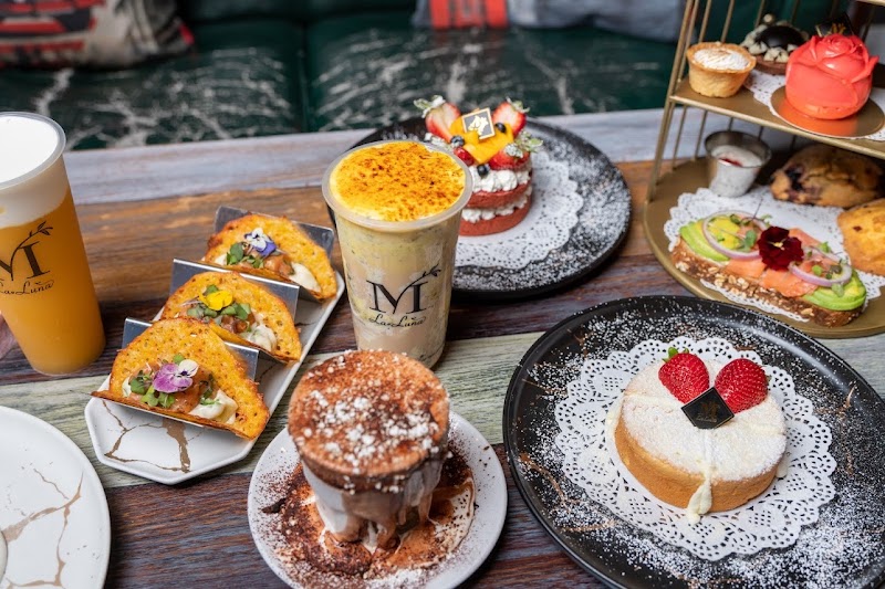 La Luna Tea and Dessert Bar