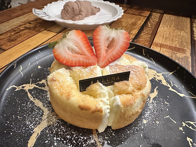 La Luna Tea and Dessert Bar