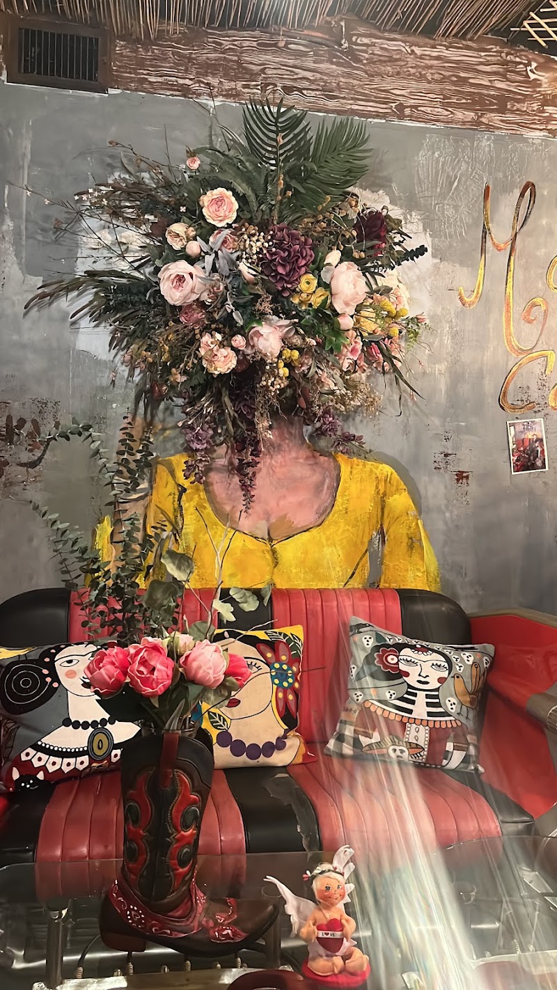 MAYA CAFE Lounge & Gallery