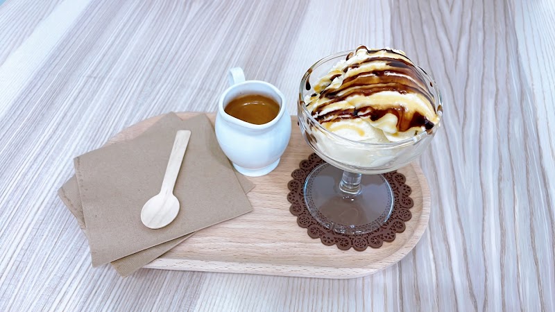 Littl Madeleine | Organic Coffee & Bakery