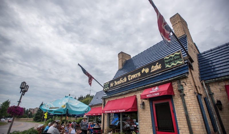 Sir Benedicts Tavern on the Lake