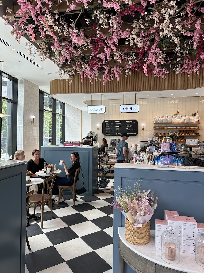 Mae's Market and Cafe