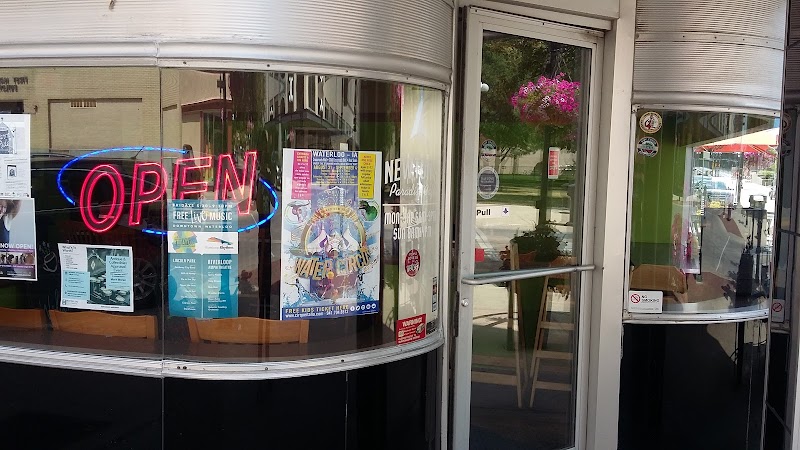 Newton's Paradise Cafe