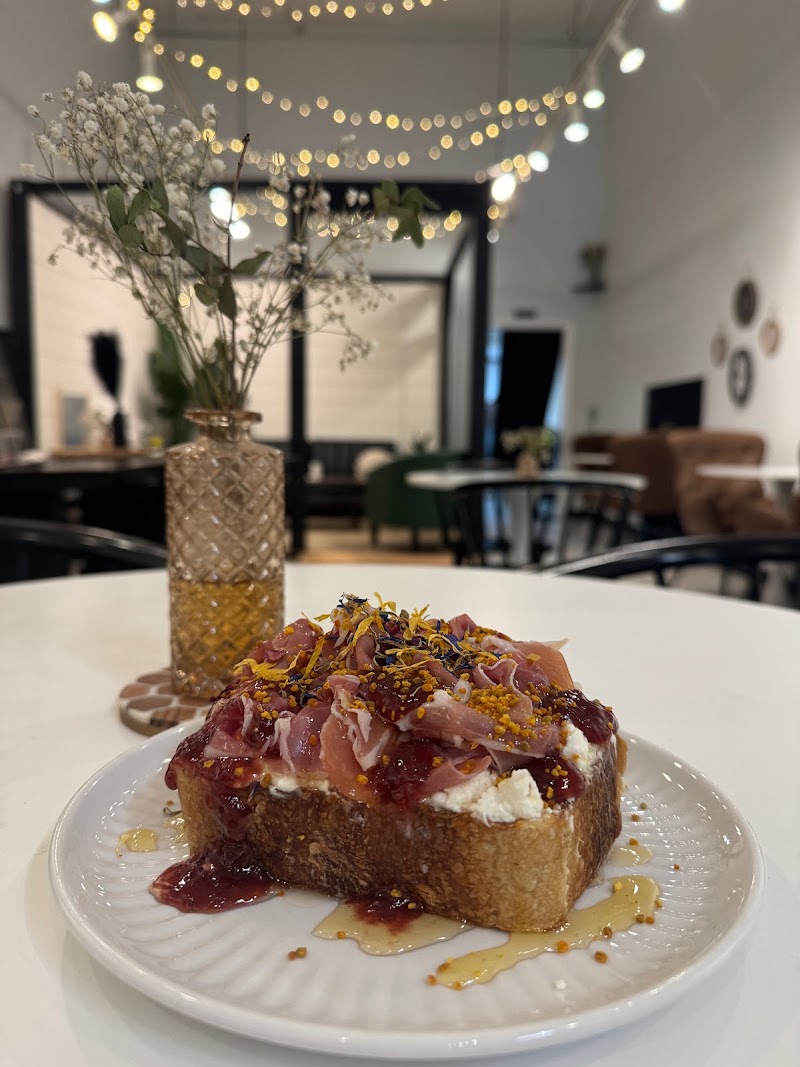 The Lonely Pine Coffee+food+friends