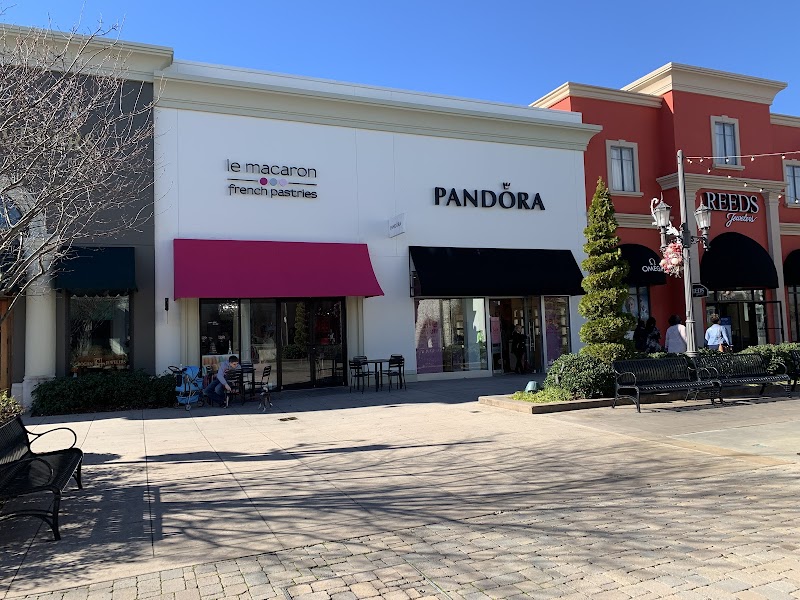 Le Macaron French Pastries