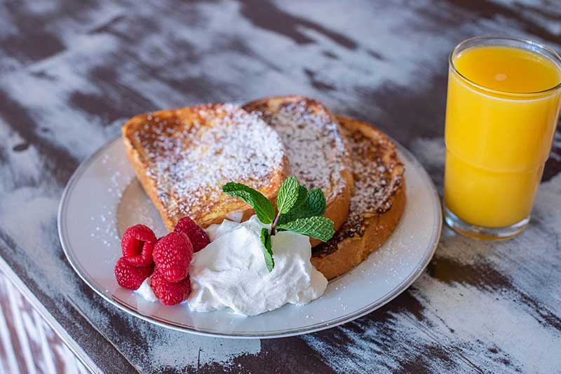 Le Petit Cafe & Grille