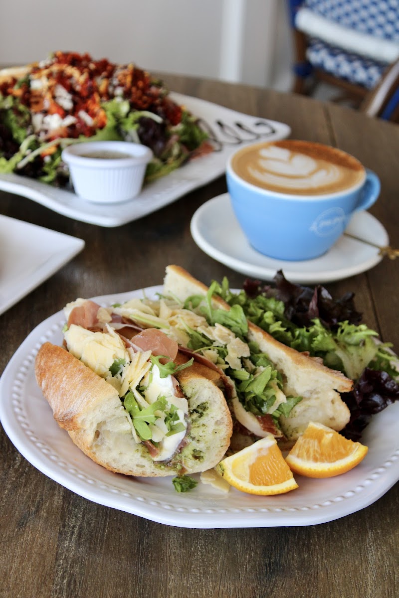 Le Petit Paris Cafe San Pablo