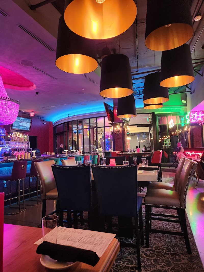 Santos Restaurant & Bar