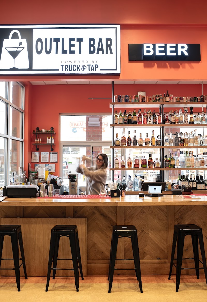 Outlet Bar