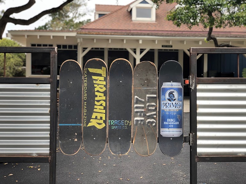 Lucy's On Lighthouse