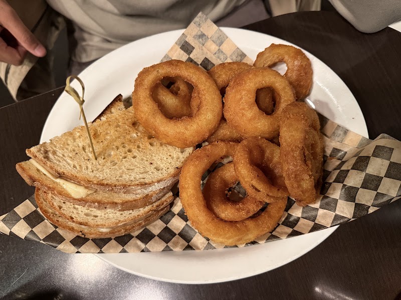 Lost Lake Cafe & Lounge