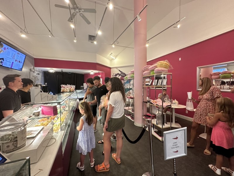 Le Macaron French Pastries