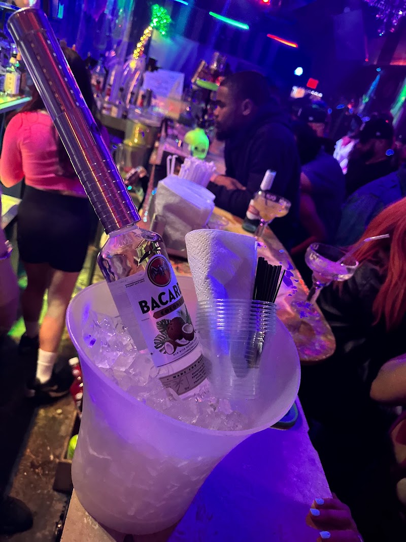 LE ROI LOUNGE AND BAR