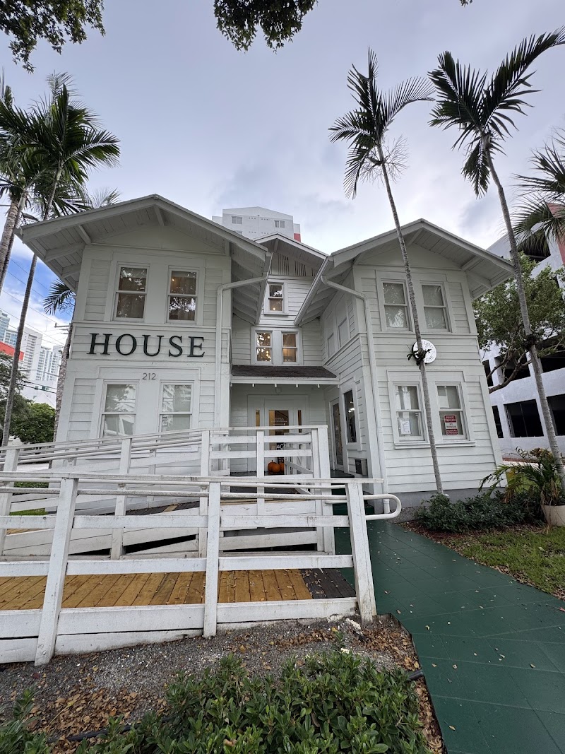 LouLou Café & Coworking Space